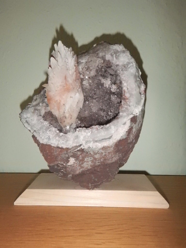 Min-Geo Calcit, Quarz FO Mammendorf (Foto: Wolfgang Fritz): Dieses Prachtstück wurde im Steinbruch Mammendorf erst kürzlich gefunden.