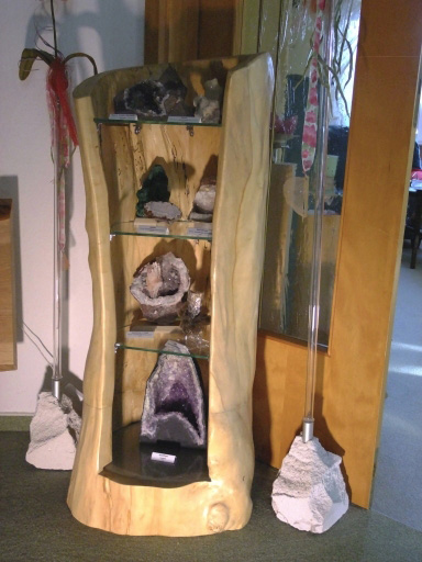 Min-Geo Ein alter Baumstamm, mühevoll poliert und mit Beleuchtung versehen, sorgt für einen tollen Blickfang im Foyer von Wolfgang Fritz.