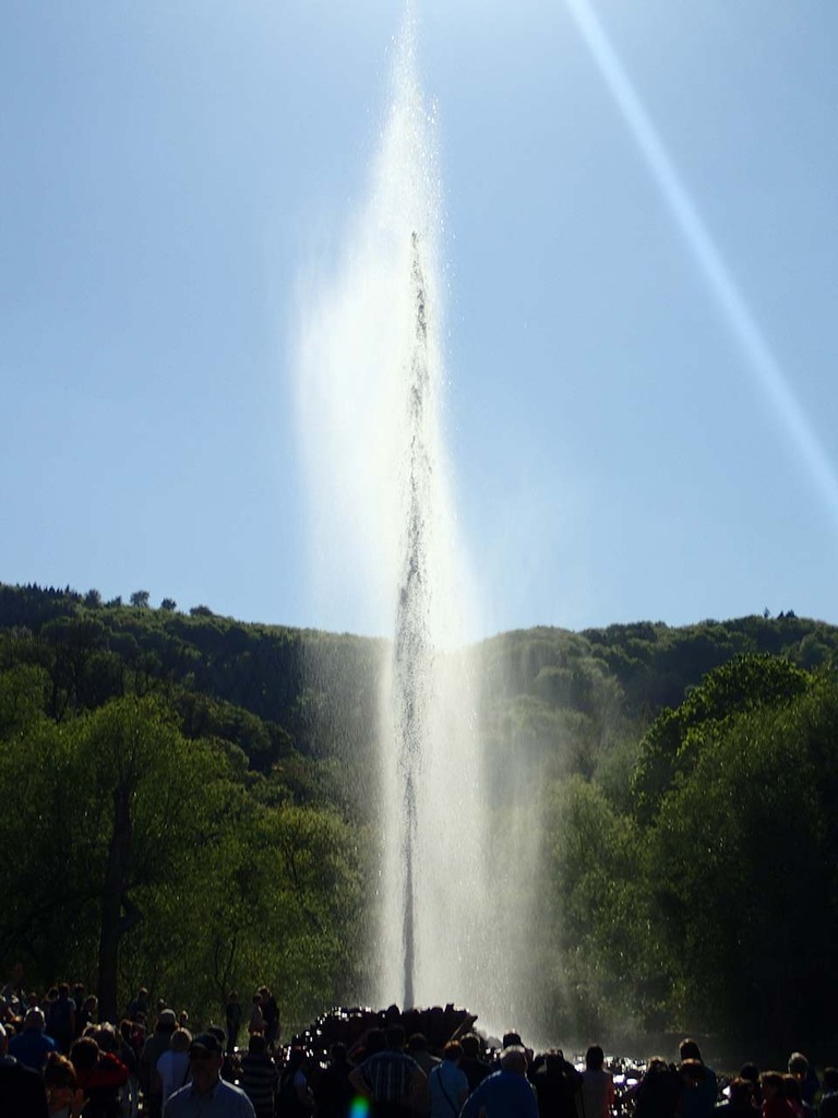 Der Geysir von Andernach schickt periodisch seine Wassermassen rund 60 Meter in die Höhe.