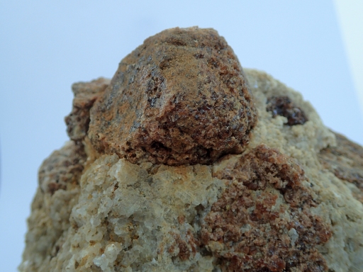 Granat: Hessonit heißen die Granate, die in zentimetergroßen Exemplaren aus dem Gestein herausgearbeitet werden mussten.