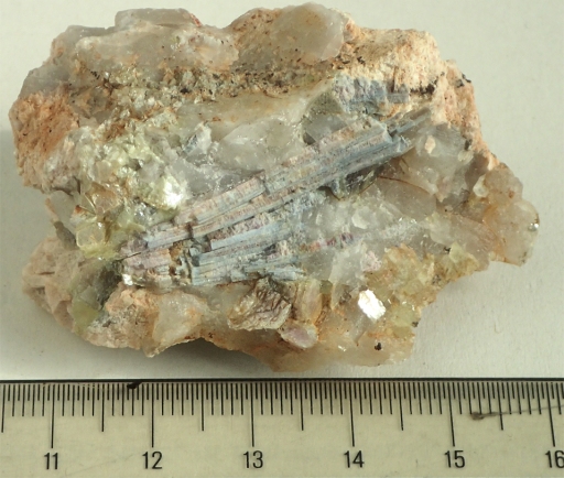 Rozna: Schörl, Elbait, Rubellit und Lepidolith, wie im Bild, die blaue Varietät Indigolith wurden im südmährischen Rozna gefunden.