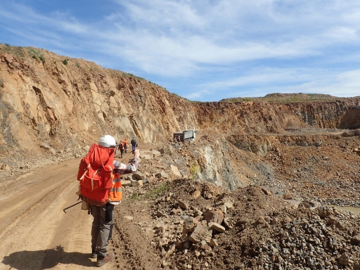 Steinbruch mit Mensch: In Dolny Bory war der Weg zum Abbau besonders lang. Diese Auffaltungen im Steinbruch Drinova zeigen eindrucksvoll, welche ungeheuren Kräfte im Verlauf vieler Jahrmillionen auf die Gesteine wirken.