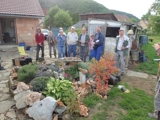 Gesteinsgarten: Mit interessanten Gestaltungsmöglichkeiten eines Steingartens mit Funden aus dem Bruch wartet ein einheimischer Arbeiter aus dem Steinbruch Drinova nahe Brno`s auf.