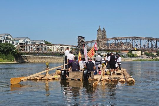 Junge Flößerinnen und Flößer aus sechs Länder feierten den traditionellen Floßbau.